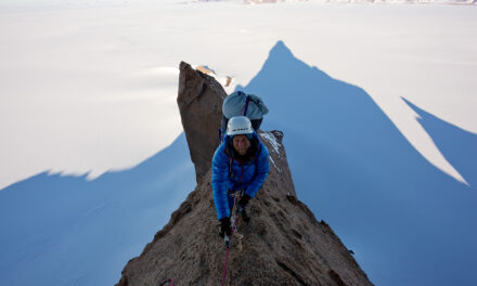 Prvý výstup na majestátny Ulvetanna Peak v drsnej Antarktíde